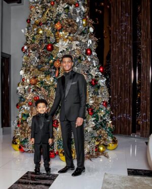 Karen Yapoort Instagram - Que El amor de Dios entre a cada uno de sus hogares #merrycristmas 🎄#familia #encarnacion #yapoort #baseballfamily⚾️
PD: se vale reciclar ? Quien me dice cuando use ese vestido ? 🥹
Fotografía @carla_photog