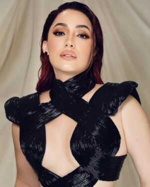 Karen Yapoort Instagram - #lareinadelaalfombra #premiossoberano2025
Vestido @suzelletaveras
Estilismo @keytherestevez_
Fotografía @joelguzmanf
Corte de pelo @bertranhair