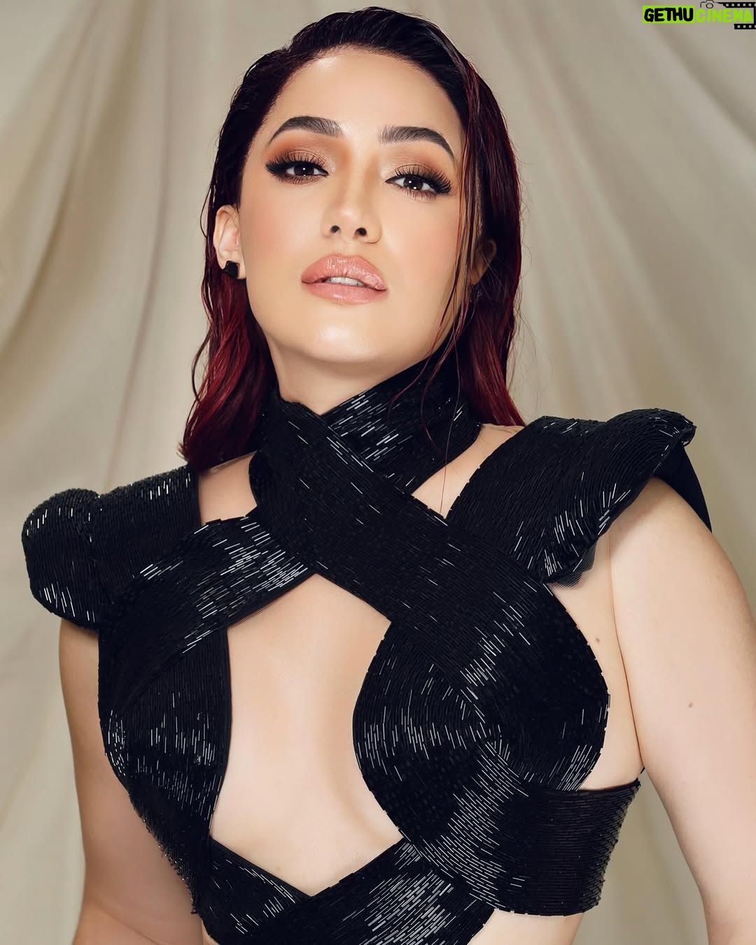 Karen Yapoort - 157K Likes - #lareinadelaalfombra #premiossoberano2025 

Vestido @suzelletaveras 
Estilismo @keytherestevez_ 
Fotografía @joelguzmanf 
Corte de pelo @bertranhair