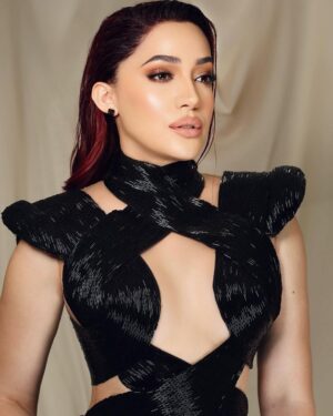 Karen Yapoort Instagram - #lareinadelaalfombra #premiossoberano2025
Vestido @suzelletaveras
Estilismo @keytherestevez_
Fotografía @joelguzmanf
Corte de pelo @bertranhair