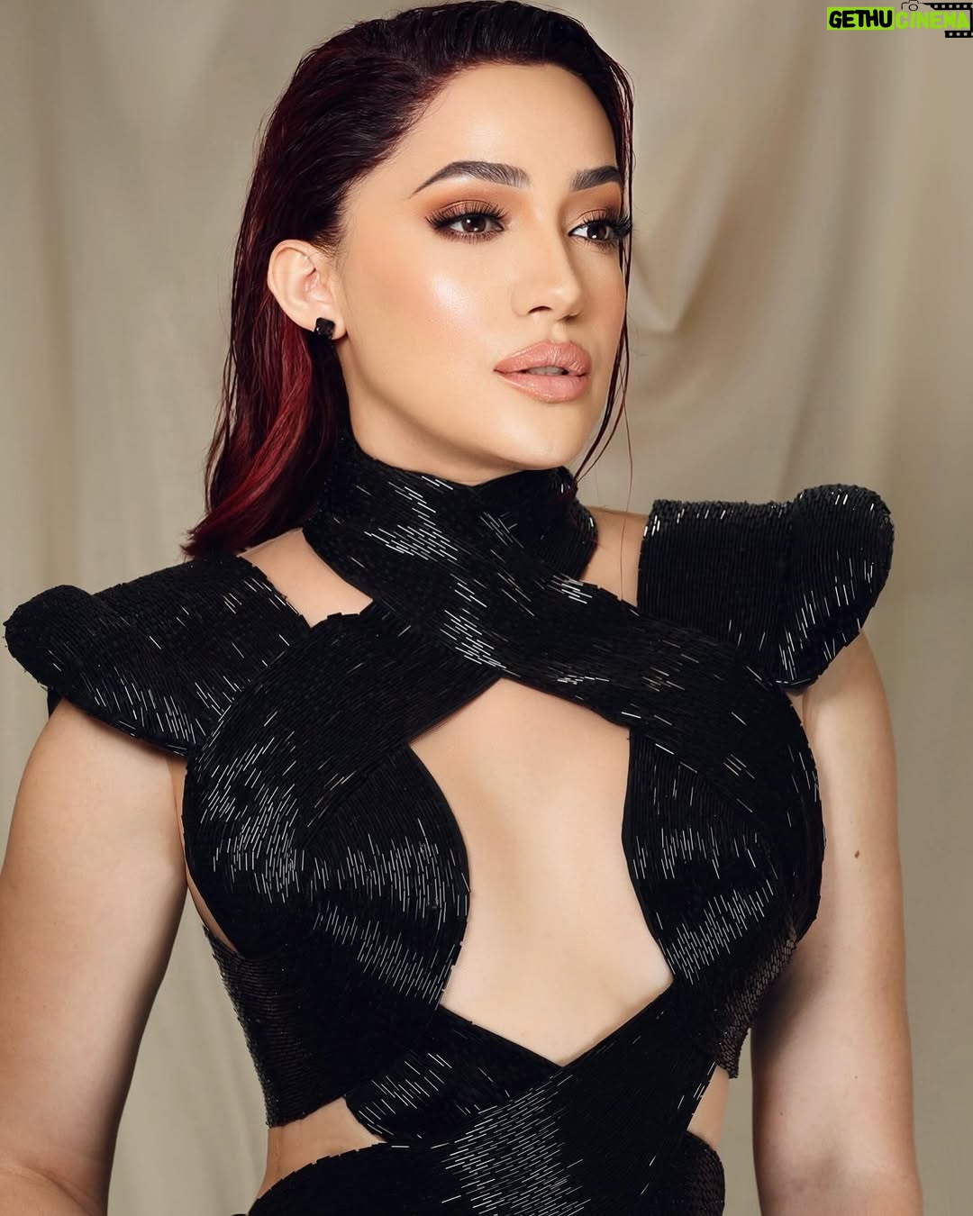 Karen Yapoort - 157K Likes - #lareinadelaalfombra #premiossoberano2025 

Vestido @suzelletaveras 
Estilismo @keytherestevez_ 
Fotografía @joelguzmanf 
Corte de pelo @bertranhair