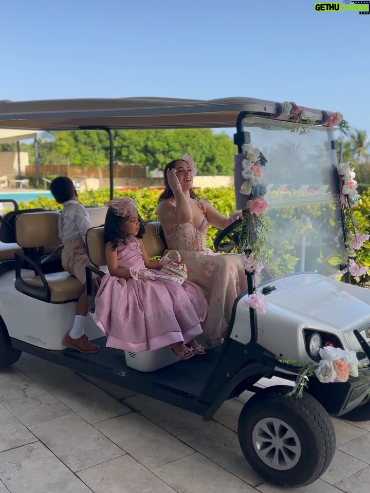 Karen Yapoort - 133.3K Likes - Tarde de Tè en nuestro Lugar favorito  @hiltongardeninnlaromana 👒🫖💐🥹🎂🥹

Mamorada 🥹🥹💐🥰💞
Feliz cumple princesa de nuestras vidas 👸🏻

Dress @cosmopolitanrunway 
Produccion @marketing2.0rd