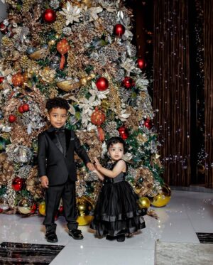 Karen Yapoort Instagram - Que El amor de Dios entre a cada uno de sus hogares #merrycristmas 🎄#familia #encarnacion #yapoort #baseballfamily⚾️
PD: se vale reciclar ? Quien me dice cuando use ese vestido ? 🥹
Fotografía @carla_photog