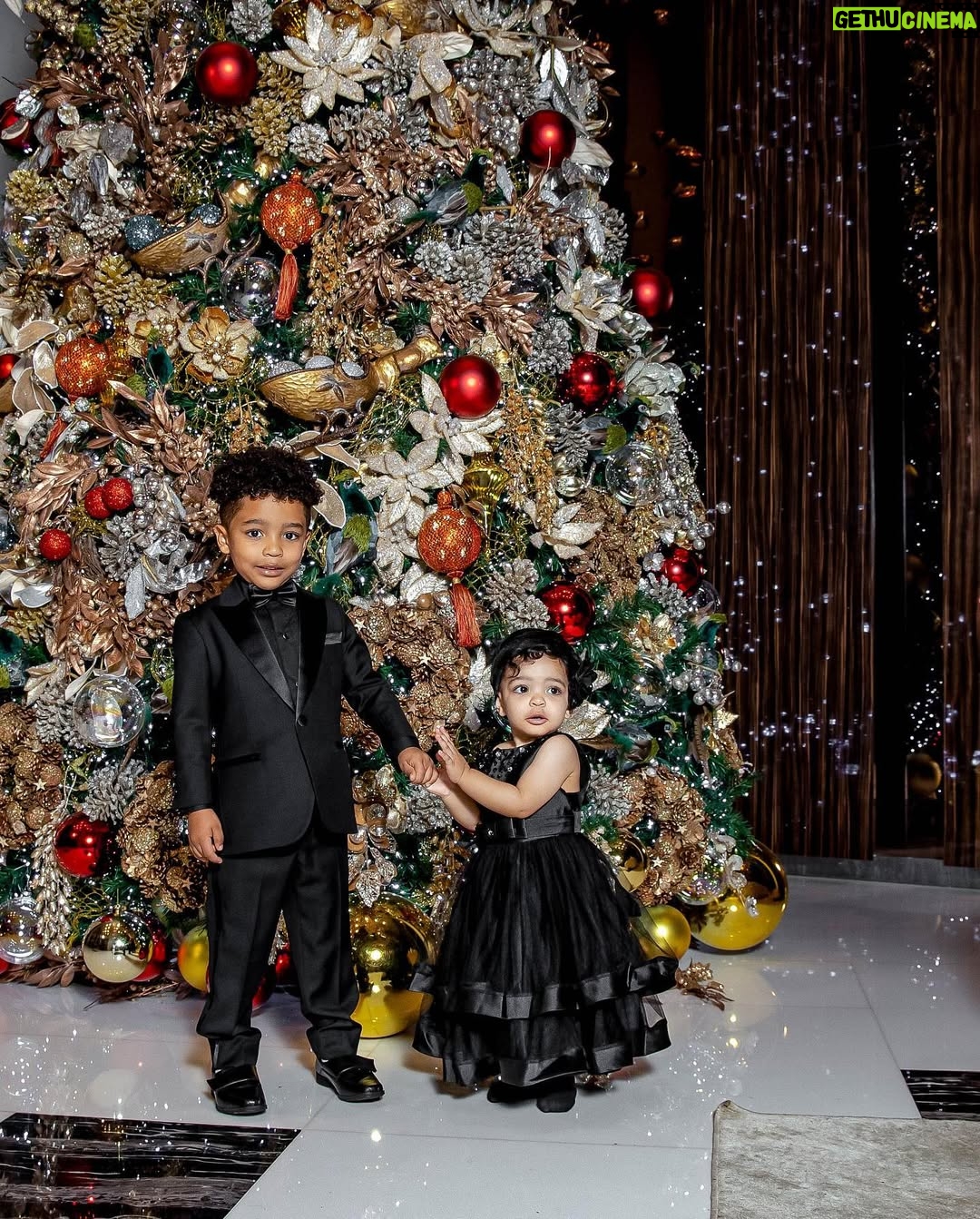 Karen Yapoort - 210.4K Likes - Que El amor de Dios entre a cada uno de sus hogares #merrycristmas 🎄#familia #encarnacion #yapoort #baseballfamily⚾️ 

PD: se vale reciclar ? Quien me dice cuando use ese vestido ? 🥹

Fotografía @carla_photog