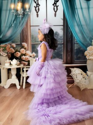 Karen Yapoort Instagram - Carta a mi pequeña Elif.
Muñeca mía, vida de mi vida:
Te pedí en oración a Dios y llegaste tal y como te imaginaba: tan tierna, tan dulce, tan bella., tan llena de luz.
Recuerdo el día que llegaste a mis brazos; tu presencia llenó mi corazón de felicidad y plenitud. Desde entonces supe que llegabas con un propósito divino a nuestras vidas.
Que Dios siga dirigiendo tus pequeños pasos y te guíe; que me regale muchos años de vida para seguir cuidando de ti, mi pequeña.
Te amo con todo mi ser. Feliz cumpleaños!👸🏻💞🎂🫖☕️ @eirenelifey