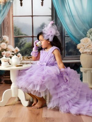 Karen Yapoort Instagram - Carta a mi pequeña Elif.
Muñeca mía, vida de mi vida:
Te pedí en oración a Dios y llegaste tal y como te imaginaba: tan tierna, tan dulce, tan bella., tan llena de luz.
Recuerdo el día que llegaste a mis brazos; tu presencia llenó mi corazón de felicidad y plenitud. Desde entonces supe que llegabas con un propósito divino a nuestras vidas.
Que Dios siga dirigiendo tus pequeños pasos y te guíe; que me regale muchos años de vida para seguir cuidando de ti, mi pequeña.
Te amo con todo mi ser. Feliz cumpleaños!👸🏻💞🎂🫖☕️ @eirenelifey