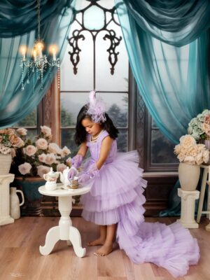 Karen Yapoort Instagram - Carta a mi pequeña Elif.
Muñeca mía, vida de mi vida:
Te pedí en oración a Dios y llegaste tal y como te imaginaba: tan tierna, tan dulce, tan bella., tan llena de luz.
Recuerdo el día que llegaste a mis brazos; tu presencia llenó mi corazón de felicidad y plenitud. Desde entonces supe que llegabas con un propósito divino a nuestras vidas.
Que Dios siga dirigiendo tus pequeños pasos y te guíe; que me regale muchos años de vida para seguir cuidando de ti, mi pequeña.
Te amo con todo mi ser. Feliz cumpleaños!👸🏻💞🎂🫖☕️ @eirenelifey