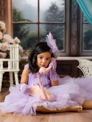 Karen Yapoort Instagram - Carta a mi pequeña Elif.
Muñeca mía, vida de mi vida:
Te pedí en oración a Dios y llegaste tal y como te imaginaba: tan tierna, tan dulce, tan bella., tan llena de luz.
Recuerdo el día que llegaste a mis brazos; tu presencia llenó mi corazón de felicidad y plenitud. Desde entonces supe que llegabas con un propósito divino a nuestras vidas.
Que Dios siga dirigiendo tus pequeños pasos y te guíe; que me regale muchos años de vida para seguir cuidando de ti, mi pequeña.
Te amo con todo mi ser. Feliz cumpleaños!👸🏻💞🎂🫖☕️ @eirenelifey