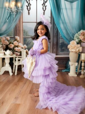 Karen Yapoort Instagram - Carta a mi pequeña Elif.
Muñeca mía, vida de mi vida:
Te pedí en oración a Dios y llegaste tal y como te imaginaba: tan tierna, tan dulce, tan bella., tan llena de luz.
Recuerdo el día que llegaste a mis brazos; tu presencia llenó mi corazón de felicidad y plenitud. Desde entonces supe que llegabas con un propósito divino a nuestras vidas.
Que Dios siga dirigiendo tus pequeños pasos y te guíe; que me regale muchos años de vida para seguir cuidando de ti, mi pequeña.
Te amo con todo mi ser. Feliz cumpleaños!👸🏻💞🎂🫖☕️ @eirenelifey