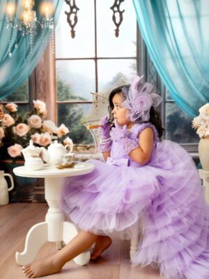 Karen Yapoort Instagram - Carta a mi pequeña Elif.
Muñeca mía, vida de mi vida:
Te pedí en oración a Dios y llegaste tal y como te imaginaba: tan tierna, tan dulce, tan bella., tan llena de luz.
Recuerdo el día que llegaste a mis brazos; tu presencia llenó mi corazón de felicidad y plenitud. Desde entonces supe que llegabas con un propósito divino a nuestras vidas.
Que Dios siga dirigiendo tus pequeños pasos y te guíe; que me regale muchos años de vida para seguir cuidando de ti, mi pequeña.
Te amo con todo mi ser. Feliz cumpleaños!👸🏻💞🎂🫖☕️ @eirenelifey