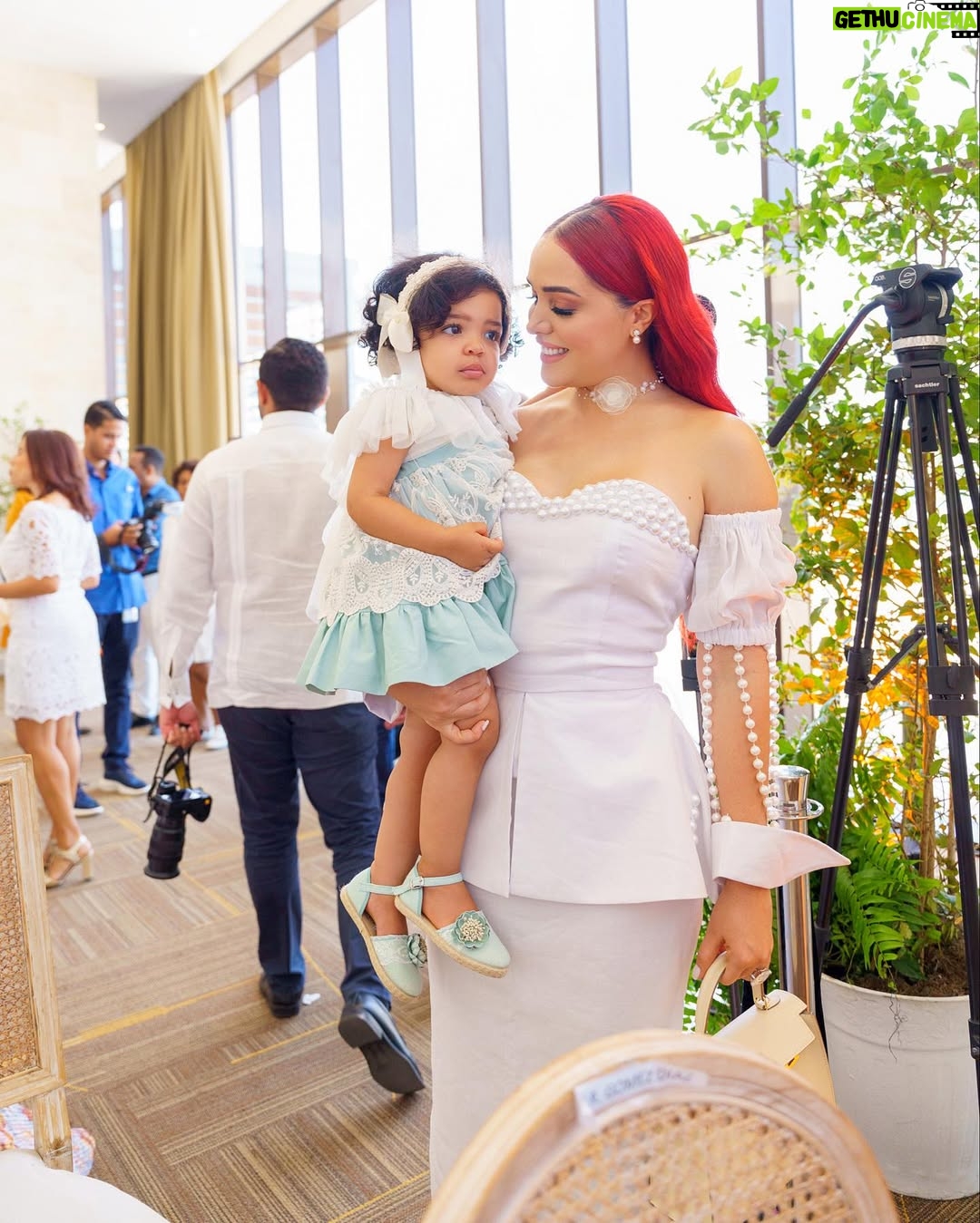 Karen Yapoort - 269.3K Likes - Ayer en la apertura del hotel de mi esposo @hiltongardeninnlaromana felicidades amor y que sigan los éxitos ! Junto al excelentísimo presidente de la republica @luisabinader 

En la ultima foto @raquel_arbaje que mujer tan Noble 🙌🏻
 (Ever no cooperó con fotos ) 
Chicas mi vestuario me lo diseño y confecciono @mabell.damiron @mabelldamironstore 

#hilton #hotel #laromana  Gracias Dios ! 🙏🏻