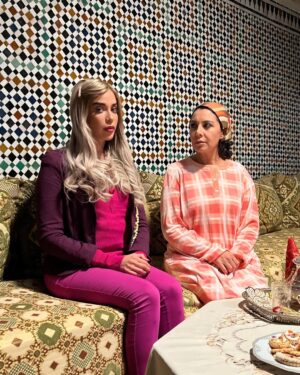 Karima Gouit Instagram - ثريا أول ماقريت السيناريو شداتني الشخصية بطريقة خيالية، بحماقها بالجرأة ديالها بتفاصيلها دور مختلف على كل ماقدمته فمساري الفني المتواضع.. سيناريو المبدعة كالعادة بشرى مالك شكراً على هاد الإبداع وإخراج مميز للمتألق علي المجدوب اللي بين مدينة الرباط بصورة أجمل من ماهي عليه .. 
مسلسل رحمة " للعين والعقل والقلب " 

Scenario : @malek_bouchra_officiel 
Directed : @elmejboudali 
Production : @medproduction_ 

🎬✨