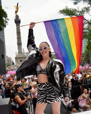 Karime Pindter Instagram - Happy pride 2025 🏳️🌈 Feliz de poder estar un año más a lado de una comunidad que me ha apoyado desde mis inicios.
Una comunidad fuerte que me a enseñado que siempre debes de ser tú mismo y a ser libre importar lo que piensen o digan los demás.
Hoy marchamos para celebrar el amor y la libertad y para alzar la voz por todos los que aún no pueden ser libres.
Junto a un gay iconico tiene que haber una perra que les recuerde todos los días lo amados que son y el poder que tienen.
Gracias por la invitación @impulsecdmx 🫶🏻
Styling: @jukajukajuka
❤️🧡💛💚💙💜🖤🤎🩵🩷🤍