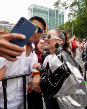Karime Pindter Instagram - Happy pride 2025 🏳️🌈 Feliz de poder estar un año más a lado de una comunidad que me ha apoyado desde mis inicios.
Una comunidad fuerte que me a enseñado que siempre debes de ser tú mismo y a ser libre importar lo que piensen o digan los demás.
Hoy marchamos para celebrar el amor y la libertad y para alzar la voz por todos los que aún no pueden ser libres.
Junto a un gay iconico tiene que haber una perra que les recuerde todos los días lo amados que son y el poder que tienen.
Gracias por la invitación @impulsecdmx 🫶🏻
Styling: @jukajukajuka
❤️🧡💛💚💙💜🖤🤎🩵🩷🤍
