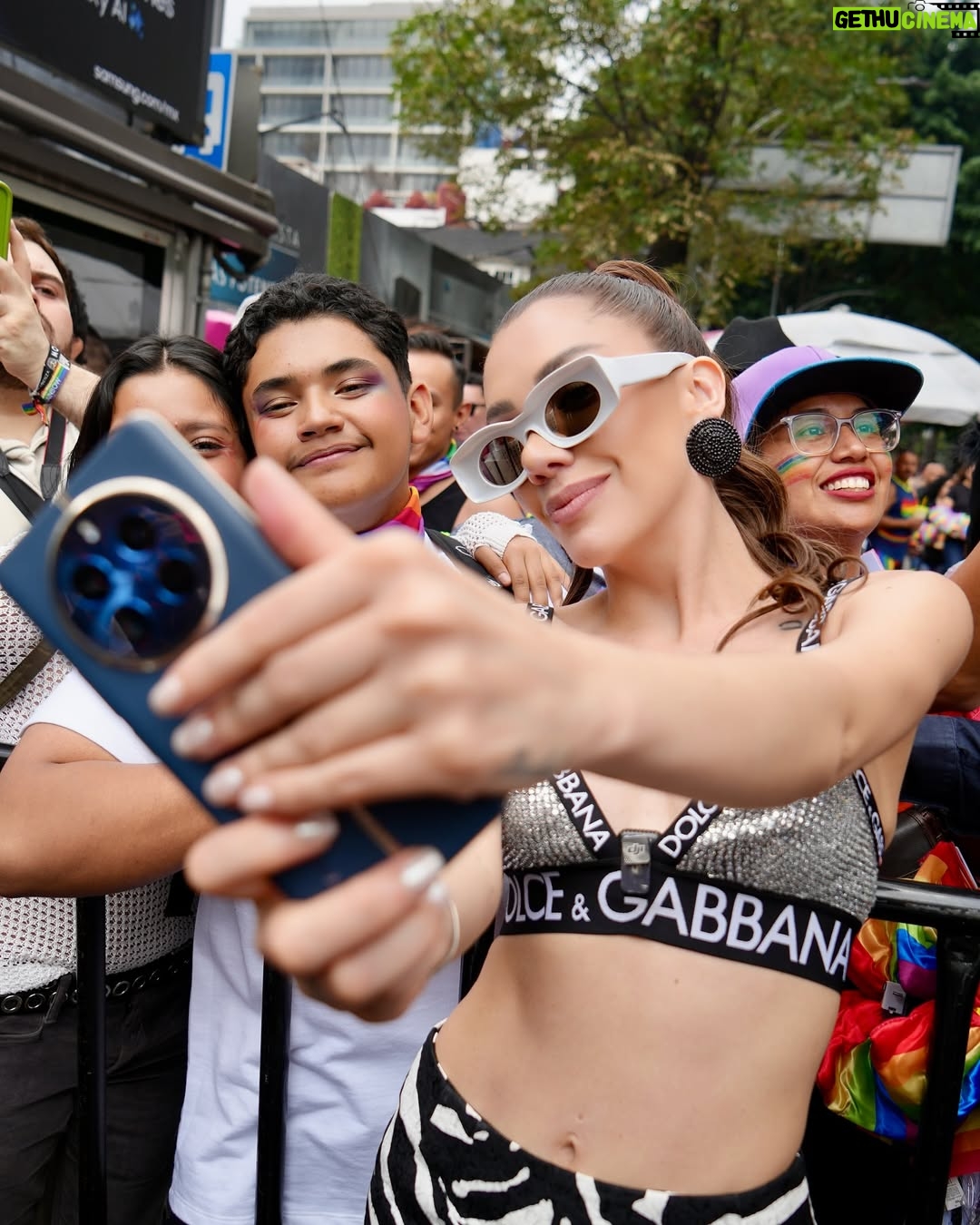 Karime Pindter - 275.5K Likes - Happy pride 2025 🏳️‍🌈 Feliz de poder estar un año más a lado de una comunidad que me ha apoyado desde mis inicios. 

Una comunidad fuerte que me a enseñado que siempre debes de ser tú mismo y a ser libre importar lo que piensen o digan los demás. 

Hoy marchamos para celebrar el amor y la libertad y para alzar la voz por todos los que aún no pueden ser libres. 

Junto a un gay iconico tiene que haber una perra que les recuerde todos los días lo amados que son y el poder que tienen.

Gracias por la invitación @impulsecdmx 🫶🏻

Styling: @jukajukajuka 

❤️🧡💛💚💙💜🖤🤎🩵🩷🤍