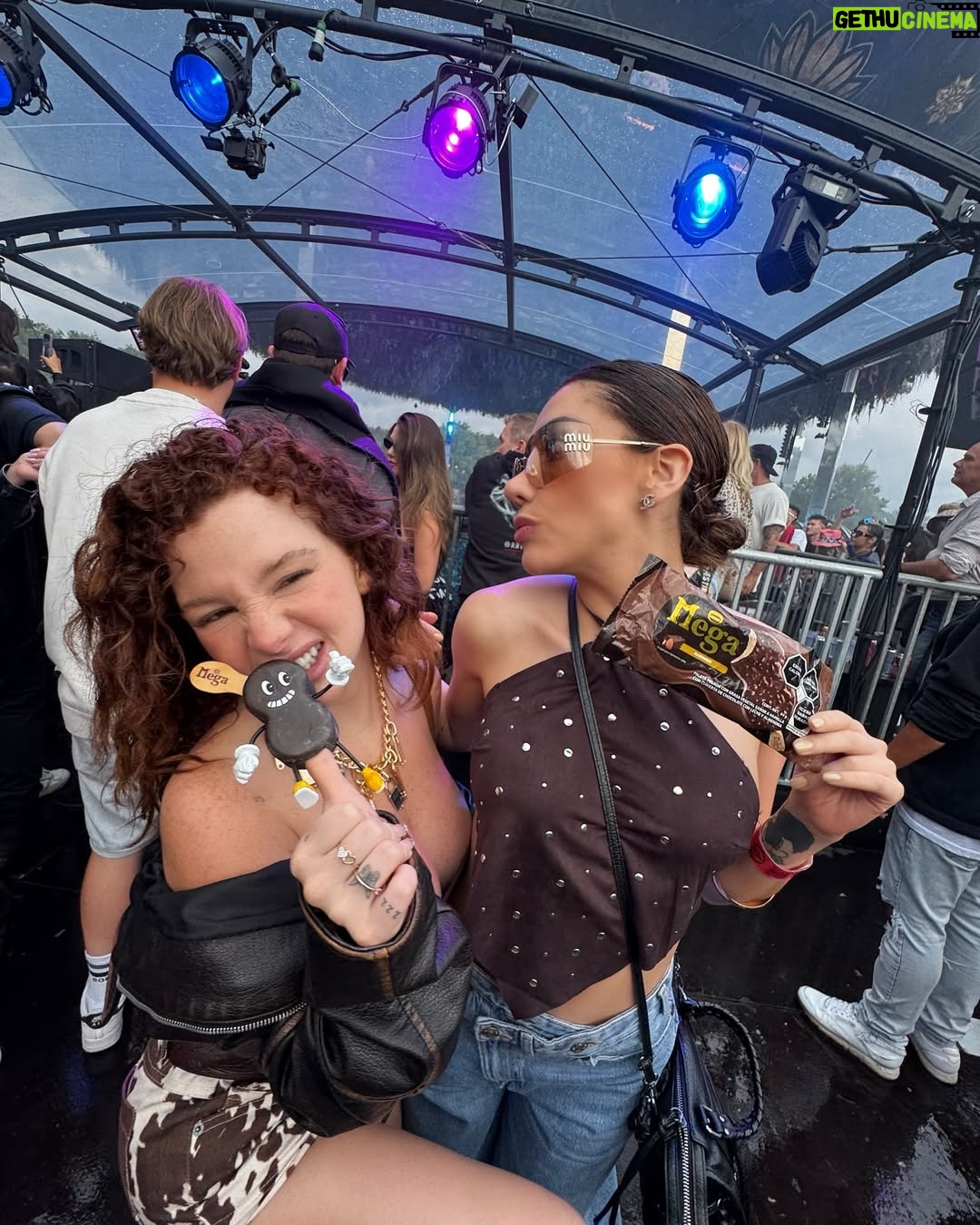 Karime Pindter - 172.5K Likes - Increíble fin en Tomorrowland con amigos que extrañaba mucho y música top ✨