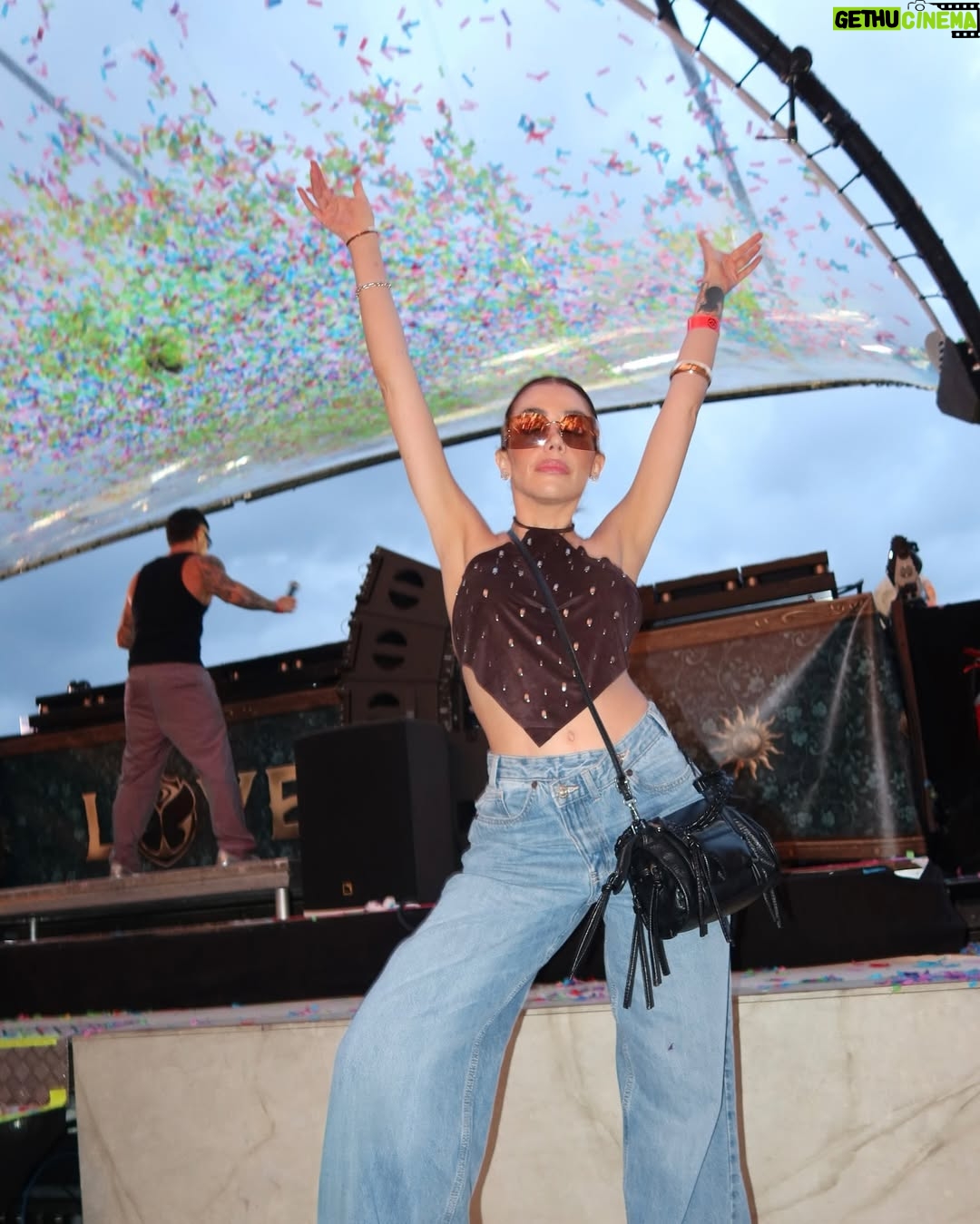 Karime Pindter - 172.5K Likes - Increíble fin en Tomorrowland con amigos que extrañaba mucho y música top ✨