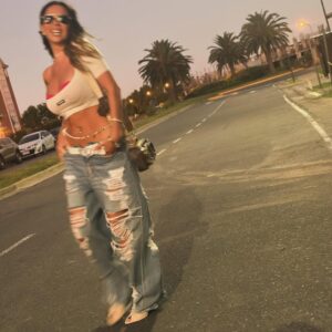 Karina Jelinek Instagram - #karilook 🫶
#jeans @toqeuy (Uruguay)
#top @aloudoficial
#shoes @laperlalingerie ( encontraste sus productos en shopping @ohlabarra_puntadeleste )
& más de mi look 👉🏼 @royaltimesok 🎉
