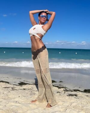 Karina Jelinek Instagram - #karilook by @garayindumentaria
Gracias por ser partes de mis looks 🤍 @byeugenia
#ph @majomartino
#gafas regalo de mi amigo @rodrigomesina 🤍