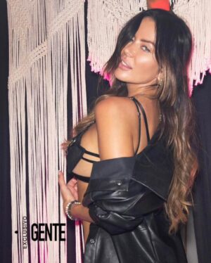 Karina Jelinek Instagram - #karilook @pompavana @theluxe.com.ar 🫶
#micumple 🤍
Gracias por la presencia @revistagenteok
#ph @chrisbeliera