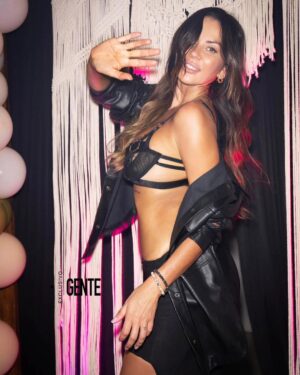 Karina Jelinek Instagram - #karilook @pompavana @theluxe.com.ar 🫶
#micumple 🤍
Gracias por la presencia @revistagenteok
#ph @chrisbeliera