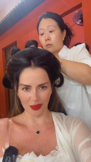 Karina Jelinek Instagram - #Back #porelmundo ( tendré que hacer varios porque no alcanza tantas cosas que pasaron y anécdotas…)
No se pierdan esta noche 22:30 hs @marley_ok @telefe
#china 🤍🎬
#losleo 🫶
Una geisha Argentina en China 🇨🇳