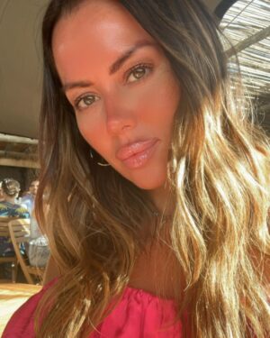 Karina Jelinek Instagram - #Felizaño 🤍🎊🎉🍾
#Losleo que deseos pidieron ?
#añonuevo 🫶
Dato ( me puse un gloss que me dio efecto wowww en mis labios más allá de lo que me pongo de vez en cuando … 🫠🤣🤫)