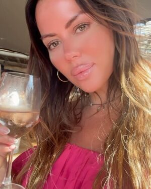 Karina Jelinek Instagram - #Felizaño 🤍🎊🎉🍾
#Losleo que deseos pidieron ?
#añonuevo 🫶
Dato ( me puse un gloss que me dio efecto wowww en mis labios más allá de lo que me pongo de vez en cuando … 🫠🤣🤫)