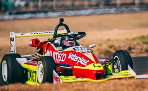 Karina Mazzocco Instagram - Tuvimos fin de semana de carrera junto a la @formula3metro en #concepcion del Uruguay. @elbacha._ logró terminar las 2 carreras dentro de lo s 10 primeros y sumando valiosos puntos para el campeonato.
.
La próxima es en #SanJuan junto al #tc el 10 de Agosto! Allá vamos! Mientras a seguir disfrutando del recorrido y del aprendizaje que deja cada fin de semana.
.
Gracias a sus anunciantes!
@laboratorioquimeco
@crossmaster
@dowenpagioracing
@waterplast.arg
@wegaok
@donsaturarg
#casathames
@airbox.ar
@globalinvestments.arg
@dinamic_clean
@bigsa_construcciones
@dinamic.education
Felices de ser parte de @satorra_competicion
.
#karinamazzocco #comunicadorasocial #mamadepiloto #formula3 #formula3metropolitana