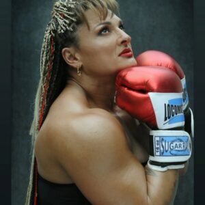 Karina Mazzocco Instagram - Me quedan tus guantes de boxeo Ale, Los que me regalaste cariñosamente el día que pasaste de visita por “A la tarde”. Y me queda tu energía imparable, tu afecto y tu recuerdo para siempre.
.
Gracias x tu alegría, por tus ganas de despertar conciencias, gracias por honrar la vida en cada mensaje que diste, gracias por ayudar a los demás, por tu solidaridad inagotable, por esa fuerza arrolladora, por desear ser “Locomotora” en la vida de los necesitados.
.
Estos guantes son el emblema de tu lucha y tu resiliencia infinita! Gracias querida Alejandra, por regalarme este símbolo, tu bandera. Hoy siento mucha tristeza y a la vez, siento la dulzura de la aceptación.
Entiendo que tu misión fue cumplida y Dios te quiere junto al resto de sus ángeles en el reino de los cielos.
.
Buen viaje Gladiadora, tenés tu lugar asegurado en lo más alto del paraíso. Es tuyo, te lo ganaste, con ese corazón noble y generoso. Ya ganaste todo Locomotora, todas las luchas.
.
Ahora descansá en paz querida 🙏🏼 las semillas que sembraste con tanto amor, han caído en tierra fértil 💚 QEPD Alejandra Locomotora Oliveras
.
.
.
Esta foto hermosa es de @regina_cosmetics gracias Regi 🫶
.
#locomotora #vida #muerte #impermanencia #alejandraoliveras #bondadfundamental #resiliencia #boxefemenino #karinamazzocco
#campeonamundial #paz #amor