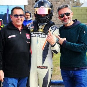 Karina Mazzocco Instagram - Mi persona favorita en el mundo entero hoy hizo la pole! @elbacha._ logró el primer puesto en la carrera del día sábado en el Mouras. Te amo hijo! Me encanta verte brillar en el lugar que más te gusta!
A disfrutar del logro! Te lo ganaste!
.
.
Gracias a todos sus anunciantes que acompañan su carrera deportiva!
.
@crossmaster
@wegaok
@dowenpagioracing
@laboratorioquimeco
@waterplast.arg
@donsaturarg
#Thames
@airbox.ar
@globalinvestments.arg
@dinamic_clean
#karinamazzocco #comunicadorasocial #mama #automovilismo #formula4