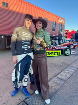 Karina Mazzocco Instagram - Un fin de semana espectacular en el autódromo de @circuitovillicum en San Juan, junto a mi hijo @elbacha._ corriendo en la Fórmula 3 Metropolitana con Satorra competición.
.
Un finde con buenos resultados y mucho aprendizaje!
.
Malek firmó su primer autógrafo a pedido del hermanito de @thiagofalivene_ uno de los grandes competidores de esta categoría y ganador de la segunda final del día domingo!
.
Hermoso compartir con otros pilotos y sus familias que viven el amor x el automovilismo.
.
Gracias siempre a Dios que protege a Malek y a cada uno de los competidores 🙏🏼💚
.
Próxima carrera en Buenos Aires en el @autodromoba
.
Gracias x apoyo de:
@laboratorioquimeco
@crossmaster
@dowenpagioracing
@kir_construcciones
@elombuoficial
@waterplast.arg
@wegaok
@airbox.ar
@globalinvestments.arg
@dinamic_clean
@bigsa_construcciones
@dinamic.education y
Casa Thames
.
#karinamazzocco #comunicadorasocial #automovilismo #formula3metropolitana #malekelbacha