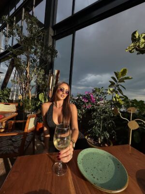 Karina Ramos Instagram - Tardes bonitas en Ciudad de México 🥂
📍 @altaneraroma