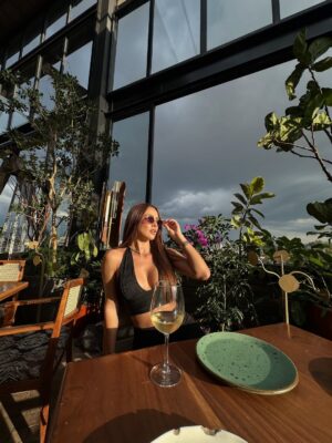 Karina Ramos Instagram - Tardes bonitas en Ciudad de México 🥂
📍 @altaneraroma