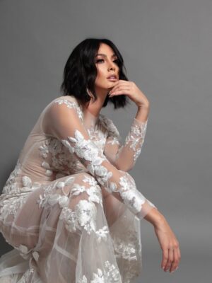 Karina Ramos Instagram - Les gusta? 🖤
Makeup @ozman_carpat 💄
Foto @roggermarchan 📸
Vestido @matusbrand