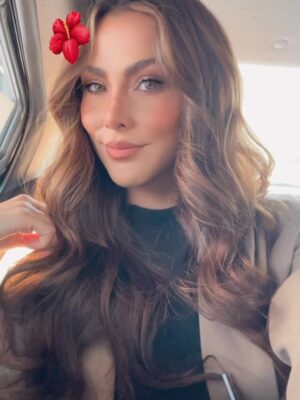 Karina Ramos Instagram - Resumen de mi 2025 so far 🥹✨ Este año ha sido exageradamente abrumador, emocionante, retador, cansado y lleno de sonrisas y aprendizaje…no podría explicarlo en palabras 🫶🏼 Así que lo resumiré en fotos y videos:

1. Durante las grabaciones de Lo Tomas o Lo Dejas 😍
2. Ese video me lo tomé el día del casting para Lo Tomas o Lo Dejas en @televisa 🥹 El 14 de enero llegué a México para mi casting y estaba TAN emocionada 🥰 15 días después ya estábamos empezando las grabaciones!
3. Recuerdan que me caí por las gradas del escenario en las primeras grabaciones? Aún sigo sin superar el nivel de golpe que me llevé 😅 Después de varios exámenes y mil terapias me logré recuperar y volver a entrenar 🥹
4 y 5. Unos días después de terminar la primera temporada salí volando a Paris para Fashion Week 🤩 
6 y 7. No puedo eliminar de mis highlights de este año que casi me mueroooo de una infección en los riñones 🥹 Primera vez en un hospital de emergencia 🥴 pero tenía tantos compromisos que seguí trabajando con dolor hasta que ya no podía ni caminar 🥲 (no sean como yo)
8, 9 y 10. Otro sello en el pasaporte 🤩 Ahora para fashion show en Ecuador con @artheartsfashion
11 y 12. De mis trabajos favoritos en el año 😱 La cobertura del Gran Premio de la Fórmula 1 en Mónaco 🇲🇨 Donde mi energía simplemente abandonó el chat y cuando no estaba grabando estaba haciendo una bella siesta 😅 No tuve tiempo de acomodarme al horario 🥹
13 y 14. Las grabaciones con @telemundo y @jabonvenza para #MissUniverseLatina y la campaña anual de la marca como embajadora 🥰
15. Campaña para @lilipinkcr 🥹 Segunda vez que trabajamos en una nueva campaña en los días de mi cumpleaños 🎉 
16 y 17. Nos fuimos a Guatemala para un fashion show espectacular con @artheartsfashion ❤️‍🔥
18. Iba al súper y me encontré con mi foto en la vitrina de la tienda 🙈🙈🙈
19 y 20. De camino a Milan Fashion Week y la F1 en Singapur… 🥹🥹🥹 Alguien me explica???? 

No puedo pedir más 🥹 (solo un poquito más de descanso) hahaha 🫶🏼 Gracias a todos por sus mensajes tan lindos! Cuáles fotos o videos les gustaron más? 💘
