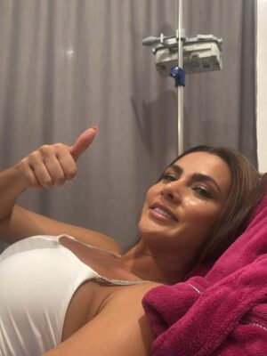 Karina Ramos Instagram - Resumen de mi 2025 so far 🥹✨ Este año ha sido exageradamente abrumador, emocionante, retador, cansado y lleno de sonrisas y aprendizaje…no podría explicarlo en palabras 🫶🏼 Así que lo resumiré en fotos y videos:
1. Durante las grabaciones de Lo Tomas o Lo Dejas 😍
2. Ese video me lo tomé el día del casting para Lo Tomas o Lo Dejas en @televisa 🥹 El 14 de enero llegué a México para mi casting y estaba TAN emocionada 🥰 15 días después ya estábamos empezando las grabaciones!
3. Recuerdan que me caí por las gradas del escenario en las primeras grabaciones? Aún sigo sin superar el nivel de golpe que me llevé 😅 Después de varios exámenes y mil terapias me logré recuperar y volver a entrenar 🥹
4 y 5. Unos días después de terminar la primera temporada salí volando a Paris para Fashion Week 🤩
6 y 7. No puedo eliminar de mis highlights de este año que casi me mueroooo de una infección en los riñones 🥹 Primera vez en un hospital de emergencia 🥴 pero tenía tantos compromisos que seguí trabajando con dolor hasta que ya no podía ni caminar 🥲 (no sean como yo)
8, 9 y 10. Otro sello en el pasaporte 🤩 Ahora para fashion show en Ecuador con @artheartsfashion
11 y 12. De mis trabajos favoritos en el año 😱 La cobertura del Gran Premio de la Fórmula 1 en Mónaco 🇲🇨 Donde mi energía simplemente abandonó el chat y cuando no estaba grabando estaba haciendo una bella siesta 😅 No tuve tiempo de acomodarme al horario 🥹
13 y 14. Las grabaciones con @telemundo y @jabonvenza para #MissUniverseLatina y la campaña anual de la marca como embajadora 🥰
15. Campaña para @lilipinkcr 🥹 Segunda vez que trabajamos en una nueva campaña en los días de mi cumpleaños 🎉
16 y 17. Nos fuimos a Guatemala para un fashion show espectacular con @artheartsfashion ❤️🔥
18. Iba al súper y me encontré con mi foto en la vitrina de la tienda 🙈🙈🙈
19 y 20. De camino a Milan Fashion Week y la F1 en Singapur… 🥹🥹🥹 Alguien me explica????
No puedo pedir más 🥹 (solo un poquito más de descanso) hahaha 🫶🏼 Gracias a todos por sus mensajes tan lindos! Cuáles fotos o videos les gustaron más? 💘