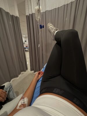 Karina Ramos Instagram - Resumen de mi 2025 so far 🥹✨ Este año ha sido exageradamente abrumador, emocionante, retador, cansado y lleno de sonrisas y aprendizaje…no podría explicarlo en palabras 🫶🏼 Así que lo resumiré en fotos y videos:

1. Durante las grabaciones de Lo Tomas o Lo Dejas 😍
2. Ese video me lo tomé el día del casting para Lo Tomas o Lo Dejas en @televisa 🥹 El 14 de enero llegué a México para mi casting y estaba TAN emocionada 🥰 15 días después ya estábamos empezando las grabaciones!
3. Recuerdan que me caí por las gradas del escenario en las primeras grabaciones? Aún sigo sin superar el nivel de golpe que me llevé 😅 Después de varios exámenes y mil terapias me logré recuperar y volver a entrenar 🥹
4 y 5. Unos días después de terminar la primera temporada salí volando a Paris para Fashion Week 🤩 
6 y 7. No puedo eliminar de mis highlights de este año que casi me mueroooo de una infección en los riñones 🥹 Primera vez en un hospital de emergencia 🥴 pero tenía tantos compromisos que seguí trabajando con dolor hasta que ya no podía ni caminar 🥲 (no sean como yo)
8, 9 y 10. Otro sello en el pasaporte 🤩 Ahora para fashion show en Ecuador con @artheartsfashion
11 y 12. De mis trabajos favoritos en el año 😱 La cobertura del Gran Premio de la Fórmula 1 en Mónaco 🇲🇨 Donde mi energía simplemente abandonó el chat y cuando no estaba grabando estaba haciendo una bella siesta 😅 No tuve tiempo de acomodarme al horario 🥹
13 y 14. Las grabaciones con @telemundo y @jabonvenza para #MissUniverseLatina y la campaña anual de la marca como embajadora 🥰
15. Campaña para @lilipinkcr 🥹 Segunda vez que trabajamos en una nueva campaña en los días de mi cumpleaños 🎉 
16 y 17. Nos fuimos a Guatemala para un fashion show espectacular con @artheartsfashion ❤️‍🔥
18. Iba al súper y me encontré con mi foto en la vitrina de la tienda 🙈🙈🙈
19 y 20. De camino a Milan Fashion Week y la F1 en Singapur… 🥹🥹🥹 Alguien me explica???? 

No puedo pedir más 🥹 (solo un poquito más de descanso) hahaha 🫶🏼 Gracias a todos por sus mensajes tan lindos! Cuáles fotos o videos les gustaron más? 💘