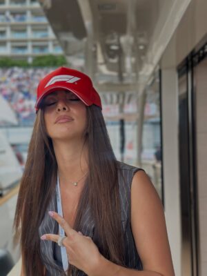 Karina Ramos Instagram - Resumen de mi 2025 so far 🥹✨ Este año ha sido exageradamente abrumador, emocionante, retador, cansado y lleno de sonrisas y aprendizaje…no podría explicarlo en palabras 🫶🏼 Así que lo resumiré en fotos y videos:

1. Durante las grabaciones de Lo Tomas o Lo Dejas 😍
2. Ese video me lo tomé el día del casting para Lo Tomas o Lo Dejas en @televisa 🥹 El 14 de enero llegué a México para mi casting y estaba TAN emocionada 🥰 15 días después ya estábamos empezando las grabaciones!
3. Recuerdan que me caí por las gradas del escenario en las primeras grabaciones? Aún sigo sin superar el nivel de golpe que me llevé 😅 Después de varios exámenes y mil terapias me logré recuperar y volver a entrenar 🥹
4 y 5. Unos días después de terminar la primera temporada salí volando a Paris para Fashion Week 🤩 
6 y 7. No puedo eliminar de mis highlights de este año que casi me mueroooo de una infección en los riñones 🥹 Primera vez en un hospital de emergencia 🥴 pero tenía tantos compromisos que seguí trabajando con dolor hasta que ya no podía ni caminar 🥲 (no sean como yo)
8, 9 y 10. Otro sello en el pasaporte 🤩 Ahora para fashion show en Ecuador con @artheartsfashion
11 y 12. De mis trabajos favoritos en el año 😱 La cobertura del Gran Premio de la Fórmula 1 en Mónaco 🇲🇨 Donde mi energía simplemente abandonó el chat y cuando no estaba grabando estaba haciendo una bella siesta 😅 No tuve tiempo de acomodarme al horario 🥹
13 y 14. Las grabaciones con @telemundo y @jabonvenza para #MissUniverseLatina y la campaña anual de la marca como embajadora 🥰
15. Campaña para @lilipinkcr 🥹 Segunda vez que trabajamos en una nueva campaña en los días de mi cumpleaños 🎉 
16 y 17. Nos fuimos a Guatemala para un fashion show espectacular con @artheartsfashion ❤️‍🔥
18. Iba al súper y me encontré con mi foto en la vitrina de la tienda 🙈🙈🙈
19 y 20. De camino a Milan Fashion Week y la F1 en Singapur… 🥹🥹🥹 Alguien me explica???? 

No puedo pedir más 🥹 (solo un poquito más de descanso) hahaha 🫶🏼 Gracias a todos por sus mensajes tan lindos! Cuáles fotos o videos les gustaron más? 💘