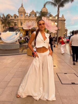Karina Ramos Instagram - Resumen de mi 2025 so far 🥹✨ Este año ha sido exageradamente abrumador, emocionante, retador, cansado y lleno de sonrisas y aprendizaje…no podría explicarlo en palabras 🫶🏼 Así que lo resumiré en fotos y videos:

1. Durante las grabaciones de Lo Tomas o Lo Dejas 😍
2. Ese video me lo tomé el día del casting para Lo Tomas o Lo Dejas en @televisa 🥹 El 14 de enero llegué a México para mi casting y estaba TAN emocionada 🥰 15 días después ya estábamos empezando las grabaciones!
3. Recuerdan que me caí por las gradas del escenario en las primeras grabaciones? Aún sigo sin superar el nivel de golpe que me llevé 😅 Después de varios exámenes y mil terapias me logré recuperar y volver a entrenar 🥹
4 y 5. Unos días después de terminar la primera temporada salí volando a Paris para Fashion Week 🤩 
6 y 7. No puedo eliminar de mis highlights de este año que casi me mueroooo de una infección en los riñones 🥹 Primera vez en un hospital de emergencia 🥴 pero tenía tantos compromisos que seguí trabajando con dolor hasta que ya no podía ni caminar 🥲 (no sean como yo)
8, 9 y 10. Otro sello en el pasaporte 🤩 Ahora para fashion show en Ecuador con @artheartsfashion
11 y 12. De mis trabajos favoritos en el año 😱 La cobertura del Gran Premio de la Fórmula 1 en Mónaco 🇲🇨 Donde mi energía simplemente abandonó el chat y cuando no estaba grabando estaba haciendo una bella siesta 😅 No tuve tiempo de acomodarme al horario 🥹
13 y 14. Las grabaciones con @telemundo y @jabonvenza para #MissUniverseLatina y la campaña anual de la marca como embajadora 🥰
15. Campaña para @lilipinkcr 🥹 Segunda vez que trabajamos en una nueva campaña en los días de mi cumpleaños 🎉 
16 y 17. Nos fuimos a Guatemala para un fashion show espectacular con @artheartsfashion ❤️‍🔥
18. Iba al súper y me encontré con mi foto en la vitrina de la tienda 🙈🙈🙈
19 y 20. De camino a Milan Fashion Week y la F1 en Singapur… 🥹🥹🥹 Alguien me explica???? 

No puedo pedir más 🥹 (solo un poquito más de descanso) hahaha 🫶🏼 Gracias a todos por sus mensajes tan lindos! Cuáles fotos o videos les gustaron más? 💘