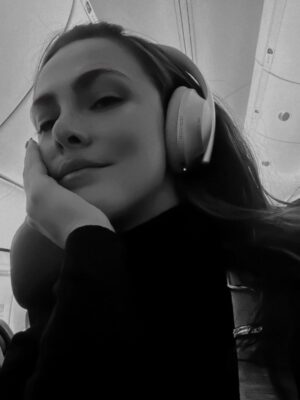 Karina Ramos Instagram - Resumen de mi 2025 so far 🥹✨ Este año ha sido exageradamente abrumador, emocionante, retador, cansado y lleno de sonrisas y aprendizaje…no podría explicarlo en palabras 🫶🏼 Así que lo resumiré en fotos y videos:
1. Durante las grabaciones de Lo Tomas o Lo Dejas 😍
2. Ese video me lo tomé el día del casting para Lo Tomas o Lo Dejas en @televisa 🥹 El 14 de enero llegué a México para mi casting y estaba TAN emocionada 🥰 15 días después ya estábamos empezando las grabaciones!
3. Recuerdan que me caí por las gradas del escenario en las primeras grabaciones? Aún sigo sin superar el nivel de golpe que me llevé 😅 Después de varios exámenes y mil terapias me logré recuperar y volver a entrenar 🥹
4 y 5. Unos días después de terminar la primera temporada salí volando a Paris para Fashion Week 🤩
6 y 7. No puedo eliminar de mis highlights de este año que casi me mueroooo de una infección en los riñones 🥹 Primera vez en un hospital de emergencia 🥴 pero tenía tantos compromisos que seguí trabajando con dolor hasta que ya no podía ni caminar 🥲 (no sean como yo)
8, 9 y 10. Otro sello en el pasaporte 🤩 Ahora para fashion show en Ecuador con @artheartsfashion
11 y 12. De mis trabajos favoritos en el año 😱 La cobertura del Gran Premio de la Fórmula 1 en Mónaco 🇲🇨 Donde mi energía simplemente abandonó el chat y cuando no estaba grabando estaba haciendo una bella siesta 😅 No tuve tiempo de acomodarme al horario 🥹
13 y 14. Las grabaciones con @telemundo y @jabonvenza para #MissUniverseLatina y la campaña anual de la marca como embajadora 🥰
15. Campaña para @lilipinkcr 🥹 Segunda vez que trabajamos en una nueva campaña en los días de mi cumpleaños 🎉
16 y 17. Nos fuimos a Guatemala para un fashion show espectacular con @artheartsfashion ❤️🔥
18. Iba al súper y me encontré con mi foto en la vitrina de la tienda 🙈🙈🙈
19 y 20. De camino a Milan Fashion Week y la F1 en Singapur… 🥹🥹🥹 Alguien me explica????
No puedo pedir más 🥹 (solo un poquito más de descanso) hahaha 🫶🏼 Gracias a todos por sus mensajes tan lindos! Cuáles fotos o videos les gustaron más? 💘