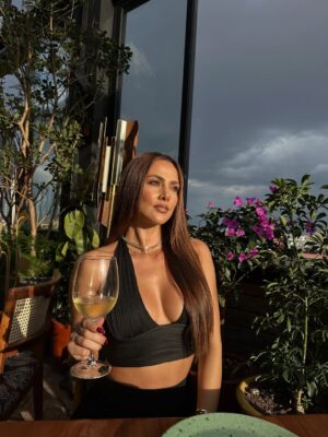 Karina Ramos Instagram - Tardes bonitas en Ciudad de México 🥂
📍 @altaneraroma