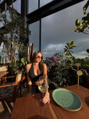 Karina Ramos Instagram - Tardes bonitas en Ciudad de México 🥂
📍 @altaneraroma
