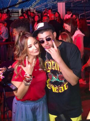 Karla Monroig Instagram - ā¬
ļø GRACIAS BENITO! Las veces coincidĆ con @badbunnypr fueron momentos en los que mostraba su enorme corazón. Hoy hace historia cerrando un ciclo de 30 presentaciones en su Isla con una producción de primera donde nuestra bomba, plena, salsa y reguetón fueron los protagonistas y nos unieron como pueblo despertando nuestro sentido patrio. Ahora las pavas y la flor de maga se llevan con mĆ”s orgullo que siempre y los turistas se han llevado la mejor de las experiencias.
Cuando las cosas se hacen con el corazón se logran cambios significativos. Y eso es lo que hace único a Benito. Felicidades y que sigas llevando nuestra bandera a lugares inimaginados.
Momento favorito: vivir la experiencia de la residencia con mi hija y ver el orgullo que siente por sus raĆces. Esos vĆdeos se los debo š¤Ŗ
#badbunny #residencia #nomequieroirdeaquĆ #lacasita #orgulloboricua
Foto 1 y 2: 2017 luego del huracĆ”n MarĆa.
Foto 3-4 : 2018 Hizo una generosa donación a @serdepuertorico
Fotos y vĆdeos Residencia 2025 en @coliseopr