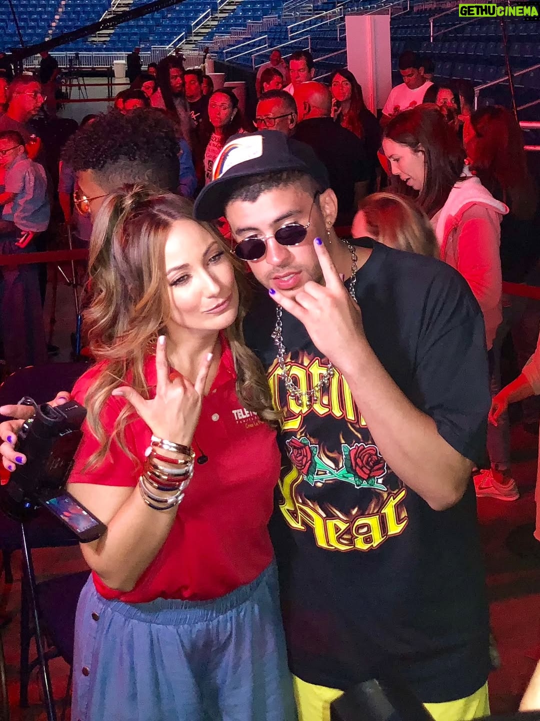 Karla Monroig - 33.3K Likes - ⬅️ GRACIAS BENITO!  Las veces coincidí con @badbunnypr fueron  momentos en los que mostraba su enorme corazón. Hoy hace historia cerrando un ciclo de 30 presentaciones en su Isla con una producción de primera donde nuestra bomba, plena, salsa y reguetón fueron los protagonistas y nos unieron como pueblo despertando nuestro sentido patrio. Ahora  las pavas y la flor de maga se llevan con más orgullo que siempre y los turistas se han llevado la mejor de las experiencias. 
Cuando las cosas se hacen con el corazón se logran cambios significativos.  Y eso es lo que hace único a Benito. Felicidades y que sigas llevando nuestra bandera a lugares inimaginados. 

Momento favorito: vivir la experiencia de la residencia con mi hija y ver el orgullo que siente por sus raíces. Esos vídeos se los debo 🤪
#badbunny #residencia #nomequieroirdeaquí  #lacasita #orgulloboricua 

Foto 1 y 2: 2017 luego del huracán María. 
Foto 3-4 : 2018 Hizo una generosa donación a @serdepuertorico 

Fotos y vídeos Residencia 2025 en @coliseopr