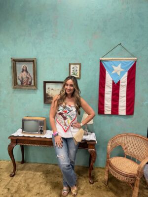 Karla Monroig Instagram - ā¬
ļø GRACIAS BENITO! Las veces coincidĆ con @badbunnypr fueron momentos en los que mostraba su enorme corazón. Hoy hace historia cerrando un ciclo de 30 presentaciones en su Isla con una producción de primera donde nuestra bomba, plena, salsa y reguetón fueron los protagonistas y nos unieron como pueblo despertando nuestro sentido patrio. Ahora las pavas y la flor de maga se llevan con mĆ”s orgullo que siempre y los turistas se han llevado la mejor de las experiencias.
Cuando las cosas se hacen con el corazón se logran cambios significativos. Y eso es lo que hace único a Benito. Felicidades y que sigas llevando nuestra bandera a lugares inimaginados.
Momento favorito: vivir la experiencia de la residencia con mi hija y ver el orgullo que siente por sus raĆces. Esos vĆdeos se los debo š¤Ŗ
#badbunny #residencia #nomequieroirdeaquĆ #lacasita #orgulloboricua
Foto 1 y 2: 2017 luego del huracĆ”n MarĆa.
Foto 3-4 : 2018 Hizo una generosa donación a @serdepuertorico
Fotos y vĆdeos Residencia 2025 en @coliseopr