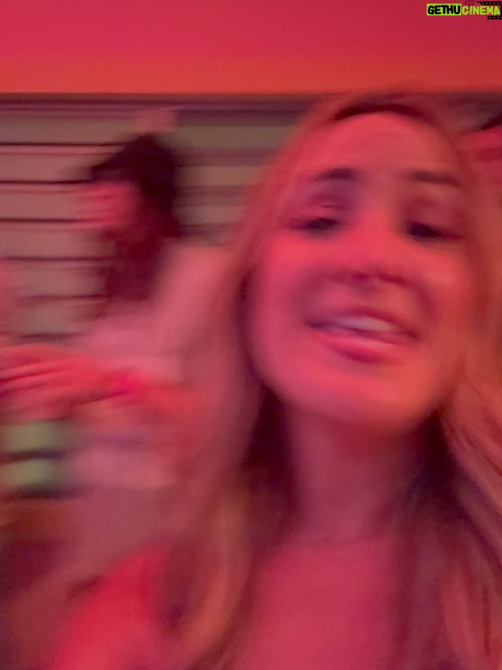 Karla Monroig - 33.3K Likes - ⬅️ GRACIAS BENITO!  Las veces coincidí con @badbunnypr fueron  momentos en los que mostraba su enorme corazón. Hoy hace historia cerrando un ciclo de 30 presentaciones en su Isla con una producción de primera donde nuestra bomba, plena, salsa y reguetón fueron los protagonistas y nos unieron como pueblo despertando nuestro sentido patrio. Ahora  las pavas y la flor de maga se llevan con más orgullo que siempre y los turistas se han llevado la mejor de las experiencias. 
Cuando las cosas se hacen con el corazón se logran cambios significativos.  Y eso es lo que hace único a Benito. Felicidades y que sigas llevando nuestra bandera a lugares inimaginados. 

Momento favorito: vivir la experiencia de la residencia con mi hija y ver el orgullo que siente por sus raíces. Esos vídeos se los debo 🤪
#badbunny #residencia #nomequieroirdeaquí  #lacasita #orgulloboricua 

Foto 1 y 2: 2017 luego del huracán María. 
Foto 3-4 : 2018 Hizo una generosa donación a @serdepuertorico 

Fotos y vídeos Residencia 2025 en @coliseopr