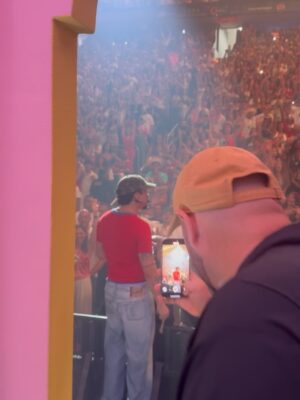Karla Monroig Instagram - ⬅️ GRACIAS BENITO! Las veces coincidí con @badbunnypr fueron momentos en los que mostraba su enorme corazón. Hoy hace historia cerrando un ciclo de 30 presentaciones en su Isla con una producción de primera donde nuestra bomba, plena, salsa y reguetón fueron los protagonistas y nos unieron como pueblo despertando nuestro sentido patrio. Ahora las pavas y la flor de maga se llevan con más orgullo que siempre y los turistas se han llevado la mejor de las experiencias.
Cuando las cosas se hacen con el corazón se logran cambios significativos. Y eso es lo que hace único a Benito. Felicidades y que sigas llevando nuestra bandera a lugares inimaginados.
Momento favorito: vivir la experiencia de la residencia con mi hija y ver el orgullo que siente por sus raíces. Esos vídeos se los debo 🤪
#badbunny #residencia #nomequieroirdeaquí #lacasita #orgulloboricua
Foto 1 y 2: 2017 luego del huracán María.
Foto 3-4 : 2018 Hizo una generosa donación a @serdepuertorico
Fotos y vídeos Residencia 2025 en @coliseopr