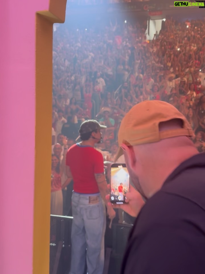 Karla Monroig - 33.3K Likes - ⬅️ GRACIAS BENITO!  Las veces coincidí con @badbunnypr fueron  momentos en los que mostraba su enorme corazón. Hoy hace historia cerrando un ciclo de 30 presentaciones en su Isla con una producción de primera donde nuestra bomba, plena, salsa y reguetón fueron los protagonistas y nos unieron como pueblo despertando nuestro sentido patrio. Ahora  las pavas y la flor de maga se llevan con más orgullo que siempre y los turistas se han llevado la mejor de las experiencias. 
Cuando las cosas se hacen con el corazón se logran cambios significativos.  Y eso es lo que hace único a Benito. Felicidades y que sigas llevando nuestra bandera a lugares inimaginados. 

Momento favorito: vivir la experiencia de la residencia con mi hija y ver el orgullo que siente por sus raíces. Esos vídeos se los debo 🤪
#badbunny #residencia #nomequieroirdeaquí  #lacasita #orgulloboricua 

Foto 1 y 2: 2017 luego del huracán María. 
Foto 3-4 : 2018 Hizo una generosa donación a @serdepuertorico 

Fotos y vídeos Residencia 2025 en @coliseopr