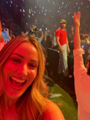 Karla Monroig Instagram - ⬅️ GRACIAS BENITO! Las veces coincidí con @badbunnypr fueron momentos en los que mostraba su enorme corazón. Hoy hace historia cerrando un ciclo de 30 presentaciones en su Isla con una producción de primera donde nuestra bomba, plena, salsa y reguetón fueron los protagonistas y nos unieron como pueblo despertando nuestro sentido patrio. Ahora las pavas y la flor de maga se llevan con más orgullo que siempre y los turistas se han llevado la mejor de las experiencias.
Cuando las cosas se hacen con el corazón se logran cambios significativos. Y eso es lo que hace único a Benito. Felicidades y que sigas llevando nuestra bandera a lugares inimaginados.
Momento favorito: vivir la experiencia de la residencia con mi hija y ver el orgullo que siente por sus raíces. Esos vídeos se los debo 🤪
#badbunny #residencia #nomequieroirdeaquí #lacasita #orgulloboricua
Foto 1 y 2: 2017 luego del huracán María.
Foto 3-4 : 2018 Hizo una generosa donación a @serdepuertorico
Fotos y vídeos Residencia 2025 en @coliseopr